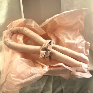 DreamCurls Signature Pink - DreamCurls Signature Pink Pris: 199kr +frakt  Storlek: 90cm & 100cm    Våra heatlesscurls är längdanpaasade för att passa alla längder på hår. Vi använder oss även utav återvunnen fyllning för att minska utsläpp. Vi använder oss av satin som är skonsamt för håret.💕🎀