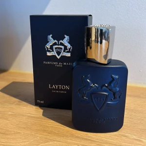 Parfums de Marly Layton - Säljer PDM Layton, som enligt mig är den godaste doften på hela marknaden. Säljer dock på grund av att jag börjat tröttna på den och vill skaffa en ny doft.  • 75ml flaska  • ca 60% kvar  Hör av dig vid frågor och intresse. 