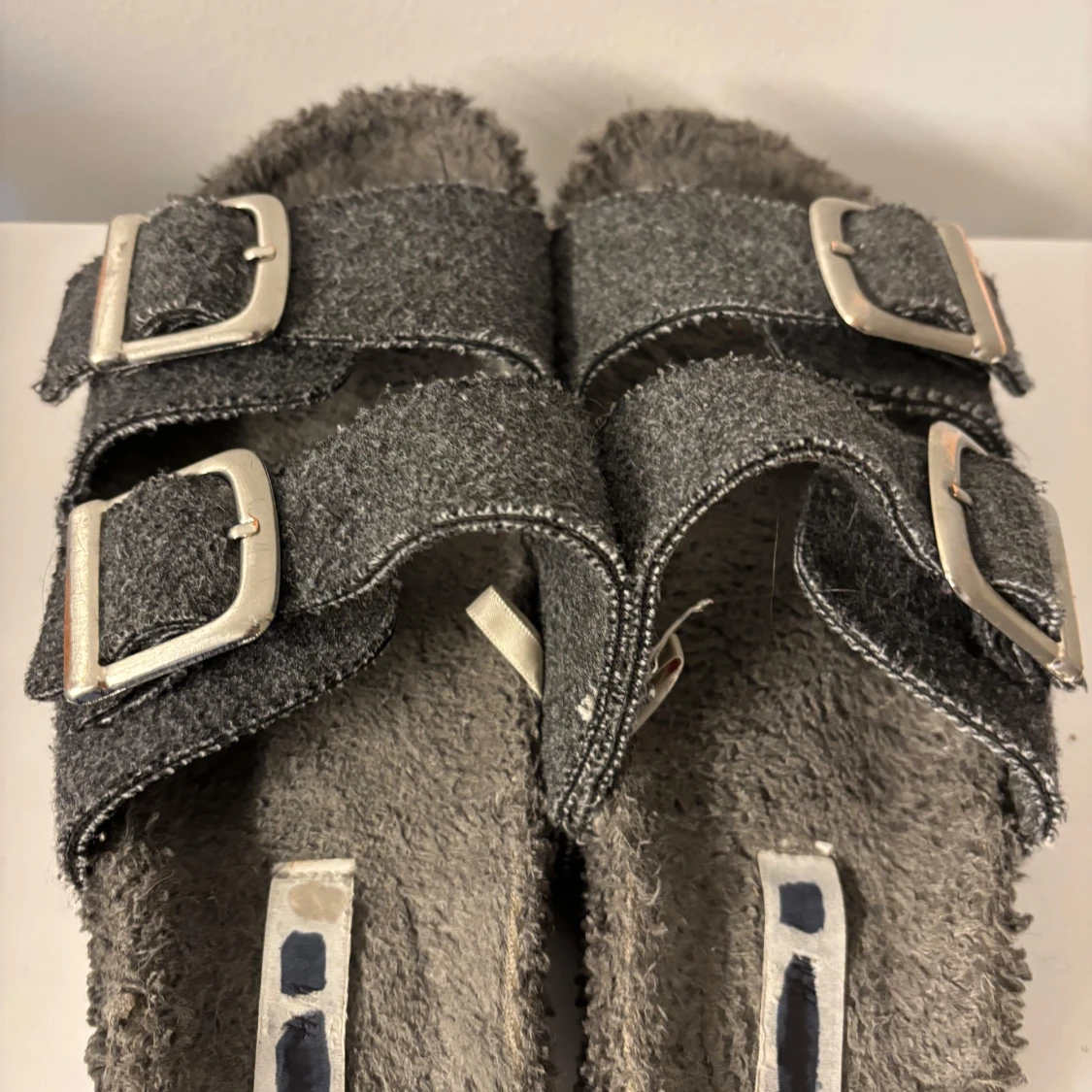 Grå inomhustofflor med spännen - 91