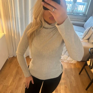 Finstickad polotröja  - Grå💗 helt ny med prislappen kvar från zara