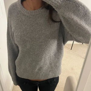 Grå stickad tröja  - Mysig grå stickad tröja från BikBok i storlek XS ❤️
