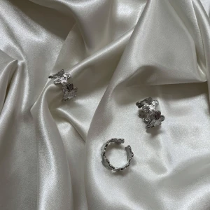 Ester ring  - 45kr/st, gjord i rostfritt stål vilket innebär att den inte tappar färg eller gör fingrarna gröna samt går att justera så den passar alla fingrar  🫶🏼