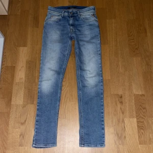 Blå replay jeans Slim Fit - Säljer ett par riktigt snygga Replay Jeans i helt nytt skick. De är Slim fit i passform. Jeansen är endast provade hemma en gång. De är köpta för 999kr. Det står storlek 150 på Jeansen men det stämmer inte tycker jag. De är ungefär som storlek 27/30. Mvh Hannes.
