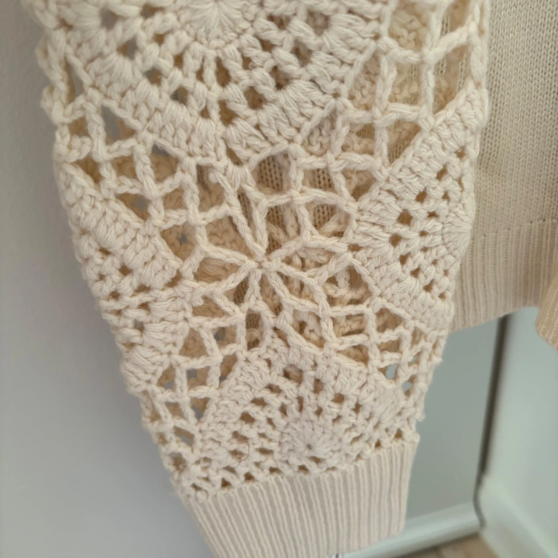 Offwhite stickad tröja med spetsdetaljer - 91