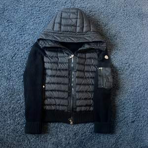 || Moncler Cardigan || ÄKTA || Skick 9,5/10 Inga Större Skador || Mötas I Stockholm Eller Frakta || Bästa Pris På Plick || 4499 || Tar Byten || Allt Og Ingår || Kontakta Mig Vid Fler Frågor. MvH Isak. ||