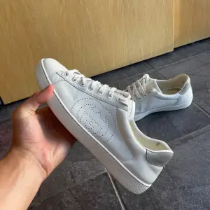 Gucci perforated GG leather sneakers - Finns en del tecken på användning, någon scuff mark och creasing - Skicka meddelande vid intresse