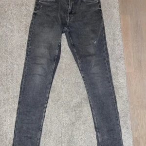 Skinny jeans från Zara - Säljer ett par grå jeans från Zara i storlek 164. De har en snygg, tvättad look och är i bra skick. Perfekta för både vardag och fest! Passformen är slim och de har en klassisk femficksdesign. Skriv vid minsta lilla fundering✍️😀✅
