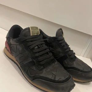 Valentino rockrunners  - Säljer ett par snygga svarta Valentino rockrunners i mycket bra skick. De är i storlek 42-43, bara skor går med pris kan diskuteras vid snabb affär. Skriv om ni har fler frågor!😄