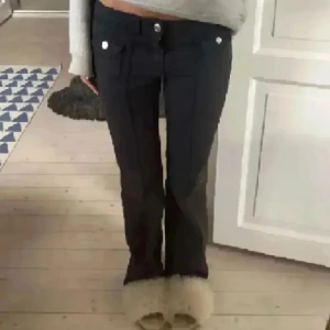 Svarta byxor HM byxor - (Lånade bilder) As snygga svarta hm bootcut byxor, bra skick! Köpte här på Plick o säljer då de är förstora💗💗skriv om fler bilder 