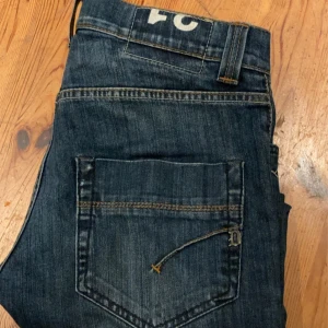 Dondup jeans  - Riktigt feta dondup jeans som sitter slim fit och är alltså modellen ray. Sitter riktigt skönt och sköna jeans. Knappt inga defekter endast pytte lite på slutet av benet men syns ej vid användning. Hör av er vid frågor eller funderingar ✅🙌