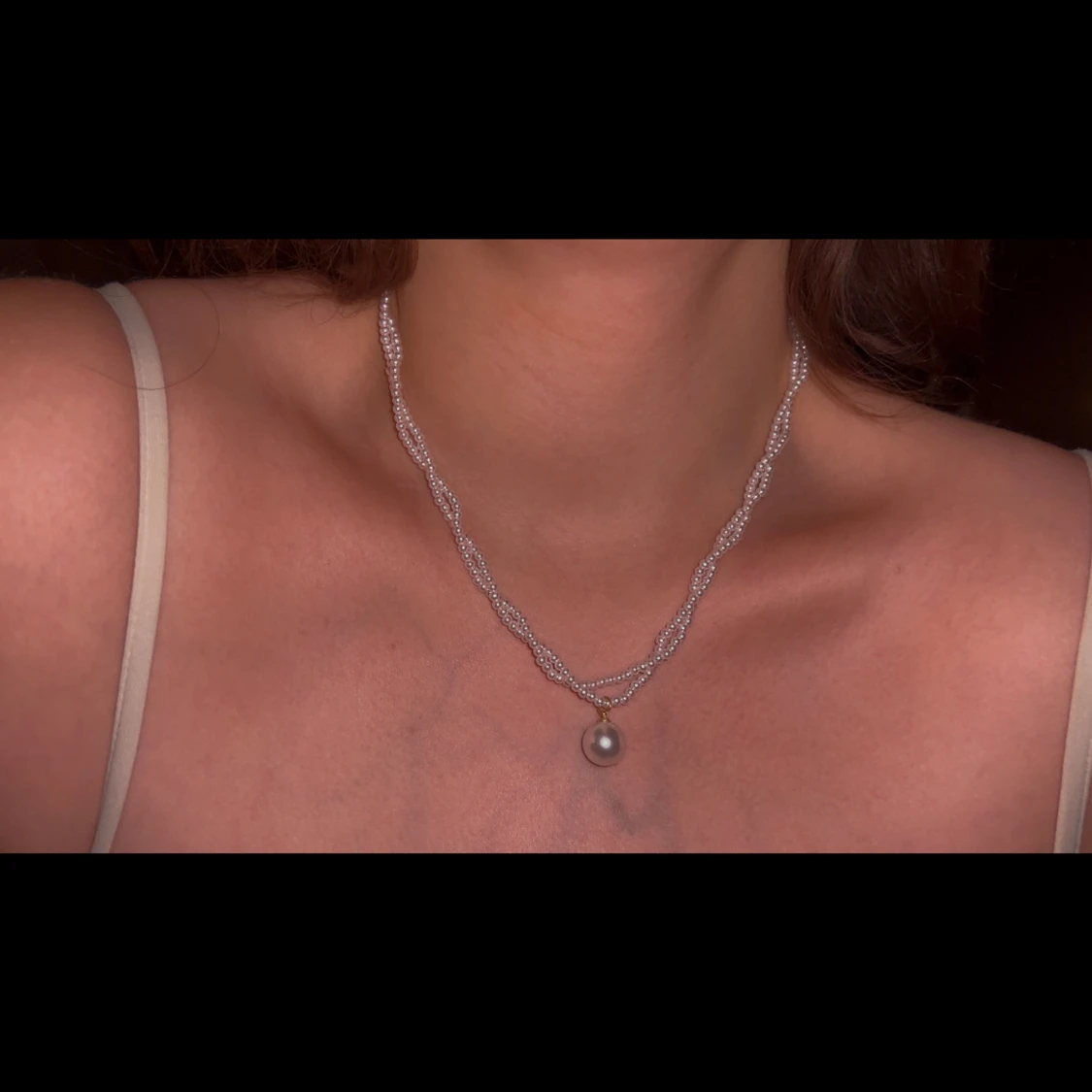 Elegant pärlhalsband med hänge - 90