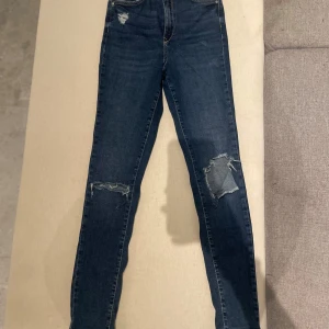 Jeans med slitningar - Säljer ett par snygga högmidjade tajta jeans med slitningar på knäna 💙