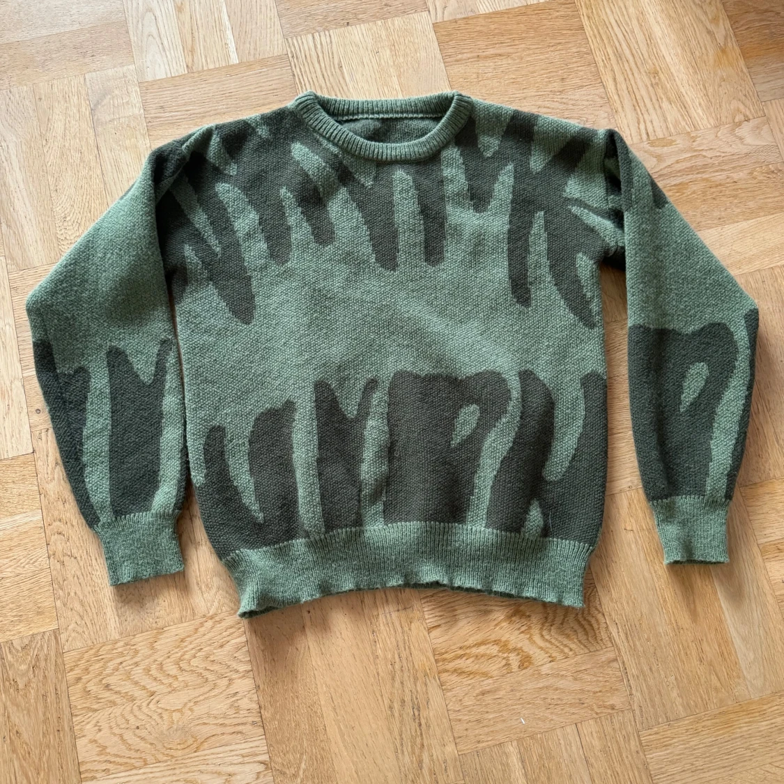 Grön mönstrad stickad tröja