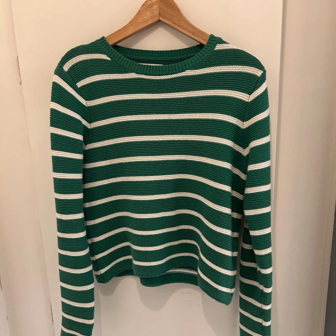 Grön och vit stickad tröja - 90