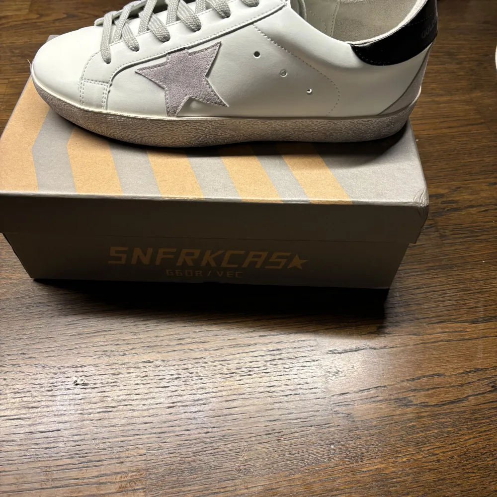 Säljer ett par snygga vita sneakers från golden goose i storlek 42. Hör av dig innan du klickar på köp!. Skor.