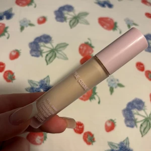Concealer från Kylie Cosmetics - Säljer en concealer från Kylie Cosmetics i nyansen 1N. Perfekt för att täcka mörka ringar och ojämnheter. Den har en krämig konsistens och kommer i en smidig förpackning med rosa lock. Perfekt för vardagsbruk eller när du vill ha en felfri look!