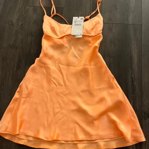 Satinklänning  - Jättefin satinklänning från zara, den är tyvärr för liten för mig därav inga bilder på men har bilder på modellen om du vill ha! Storlek XS, har prislappen kvar! ❤️ Har lite skavanker tyvärr, men detta är ingenting som syns om man inte kollar riktigt noggrant enligt mig 🫶