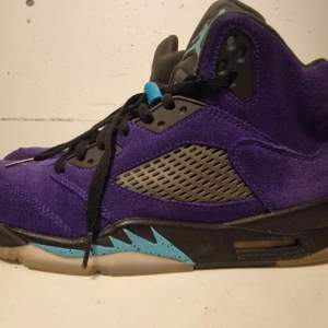 Ett par Air Jordan 5 Retro sneakers från Nike i nyskick. Endast använd 4-5 ggr. Nypriset på dessa ligger på 12.489 kr.  Finnes i centrala Göteborg  2000kr viss prutförmån finns vid snabb affär