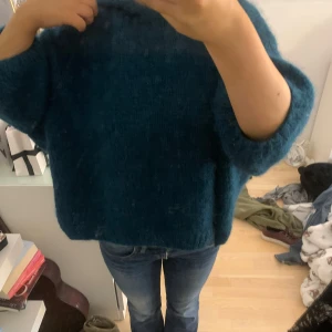 Trekvartsärmad stickad hoodie - ÄLSKAR, men har liknande så säljer! Skriv om ni har några frågor💗