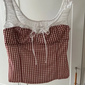Zara topp  - Säljer fin zara topp, rutig, röd! Super fint skick, S/M 
