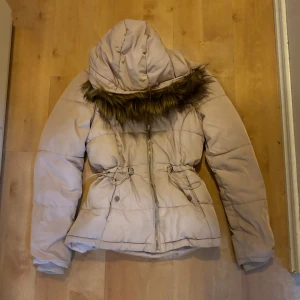 Jacka med päls luva  - En snygg ljusrosa jacka med fluffig luva🎀man kan justera storleken i midjan🫶