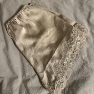 Satinpyjamas - Super gulligt satin sett från h&m i super fint skick! Endast använd få gånger och säljer då de inte längre kommer till användning 🤗