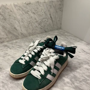 Adidas campus 00 - Säljer mina gröna adidas campus som jag använt max 5 gånger då det inte var riktigt min stil.