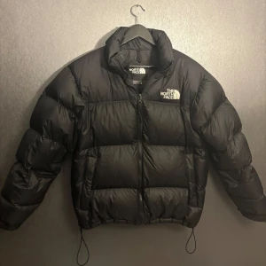 The north Face Svart - Snygg vinterjacka från The North Face i storlek M som passar perfekt nu till kallare tider. Jackan är i superfint skick. Nypris: 3899kr. Storlek:Medium. Skick 9/10. Hojta till vid funderingar😁Tar emot byten!