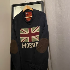 Stickad Morris tröja - Snygg marinblå Morris tröja i nyskick som inte går att få tag i längre, storlek S (passar även M), nypris 1700kr