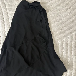 Svart lång klänning  - Fin klänning man knyter i midjan🖤aldrig använd