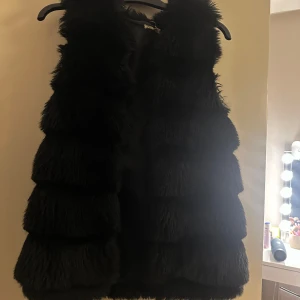 Svart pälsväst - Jätte skön🖤