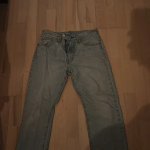 Levi's jeans i ljusblå denim, Storlek W28 L32 - Säljer ett par klassiska Levi's jeans i ljusblå denim. De har en traditionell femficksdesign och en snygg läderpatch med Levi's logga på baksidan. Perfekta för en avslappnad stil och passar till alla tillfällen. Skicka ett meddelande vid intresse!