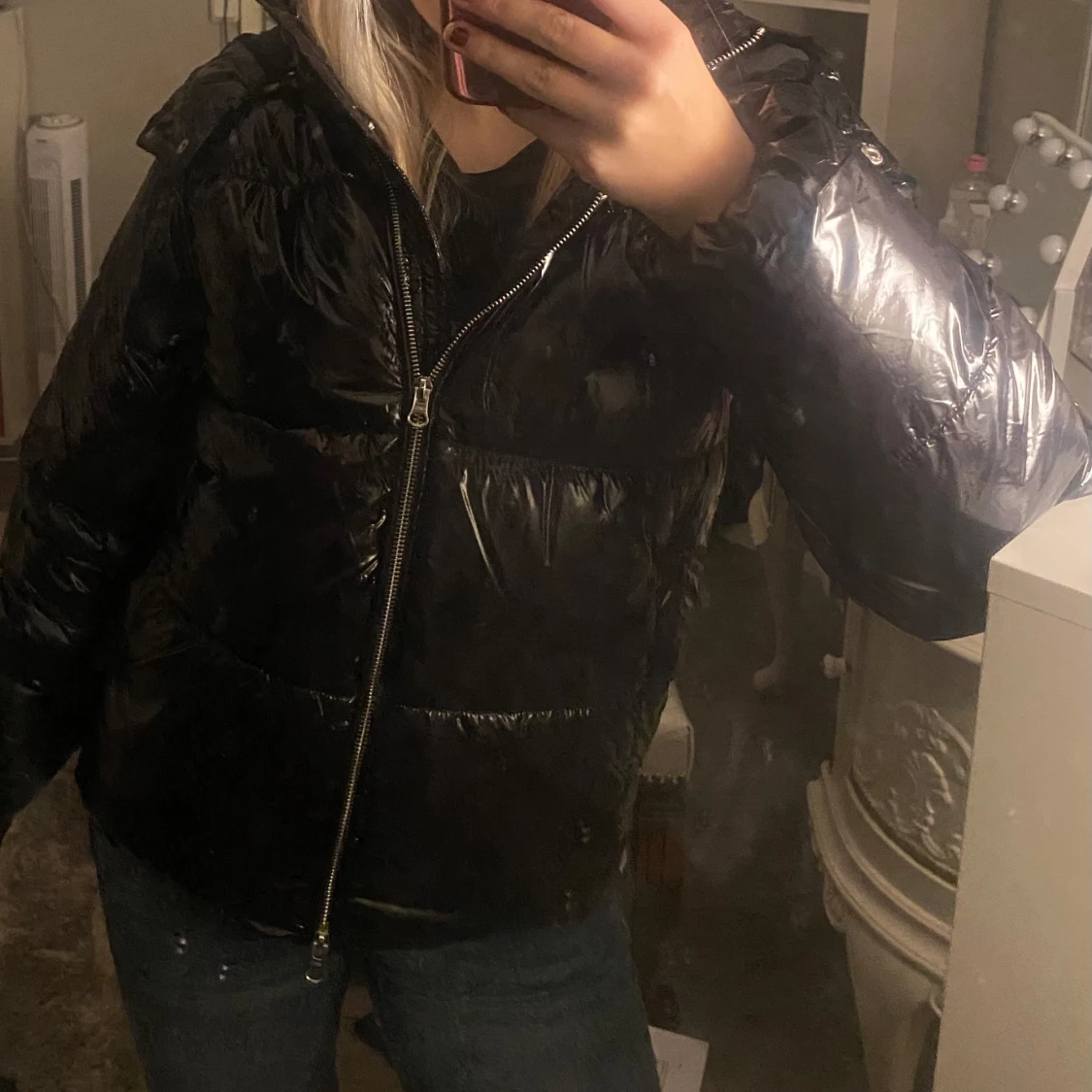 Svart glansig pufferjacka - 90