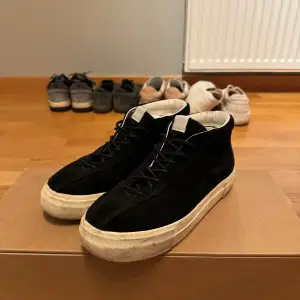 Säljer dessa snygga sneakers från Eytys i storlek 38. Ganska varma och sköna till vintern! Skriv vid frågor, priset är diskuterbart!