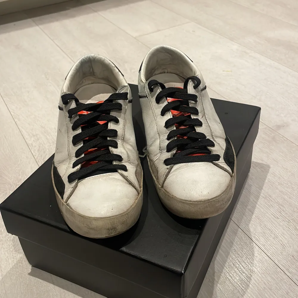 Säljer ett par vita sneakers från Crime i bra skick. Säljer på grund av att dem blivit för små. Det finns fläckar som går att tvätta bort. Nypris1 1899kr. Skor.