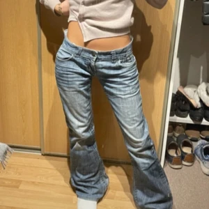 Blå bootcut jeans - Säljer ett par snygga blå bootcut jeans i jättebra skick. Säljer då de inte passar mig💗midjemått rakt över är ca 39 och innerbenslängden är ca 82, står storlek w30 l 34 i jeansen, skriv för frågor💗 