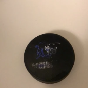 Svart rund sminkförpackning - En stilren svart rund sminkförpackning med ett blått och silverfärgat mönster på locket. Perfekt för att förvara ditt favoritpuder eller rouge. Kompakt och lätt att ta med i väskan för snabba touch-ups under dagen.