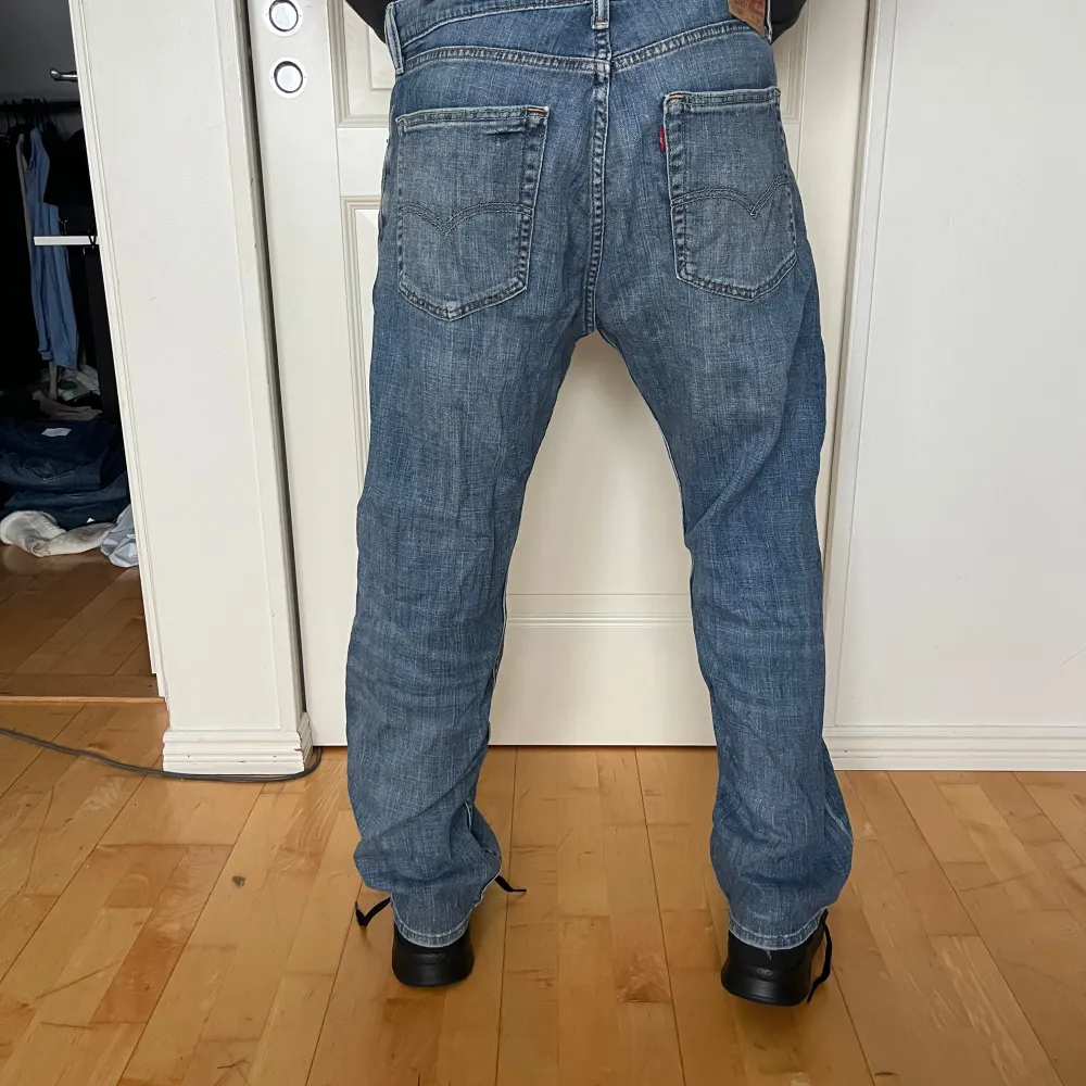 Säljer ett par klassiska Levi's 505 jeans i blå denim. De har en straight passform och är i bra skick. Perfekta för vardagsbruk med en tidlös stil. Midjan är midwaist och de har en traditionell femficksdesign.. Jeans & Byxor.