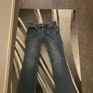 Säljer dessa superfina mörkblå jeans som är från Lindex💙 De sitter jättefint på och är lowwaist men säljer pga av att jag rensar min garderob. De är i nyskick och endast använda en gång när jag skulle testa de🤗 Köpta i butik för 499, så kan tänka mig att sänka priset om vi kommer överens om det.