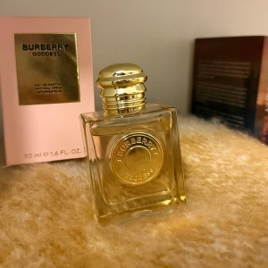 Burberry Goddess Eau de Parfum 50 ml - Säljer en lyxig Burberry Goddess Eau de Parfum Flaska som rymmer 50 ml. Har sprejat 10-15 gången max skulle jag säga. Kommer i originalförpackning. Doftar som en underbar vaniljdoft med lite lavendel😍Skriv för fler bilder, kvittot osv🥰
