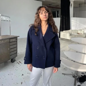 Mörkblå kappa - Säljer en mörkblå kappa för 350kr med frakt inkluderad! Storlek xs/s, skriv för mer info samt bilder.