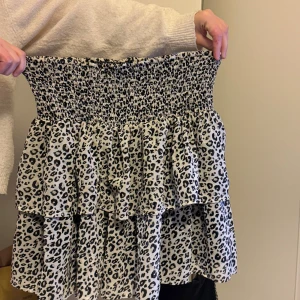 Leopardmönstrad kjol med volanger - Superfin leopardmönstrad kjol med volanger. Den har en elastisk midja som gör den bekväm och lätt att bära. Perfekt för både vardag och fest! I storlek 170