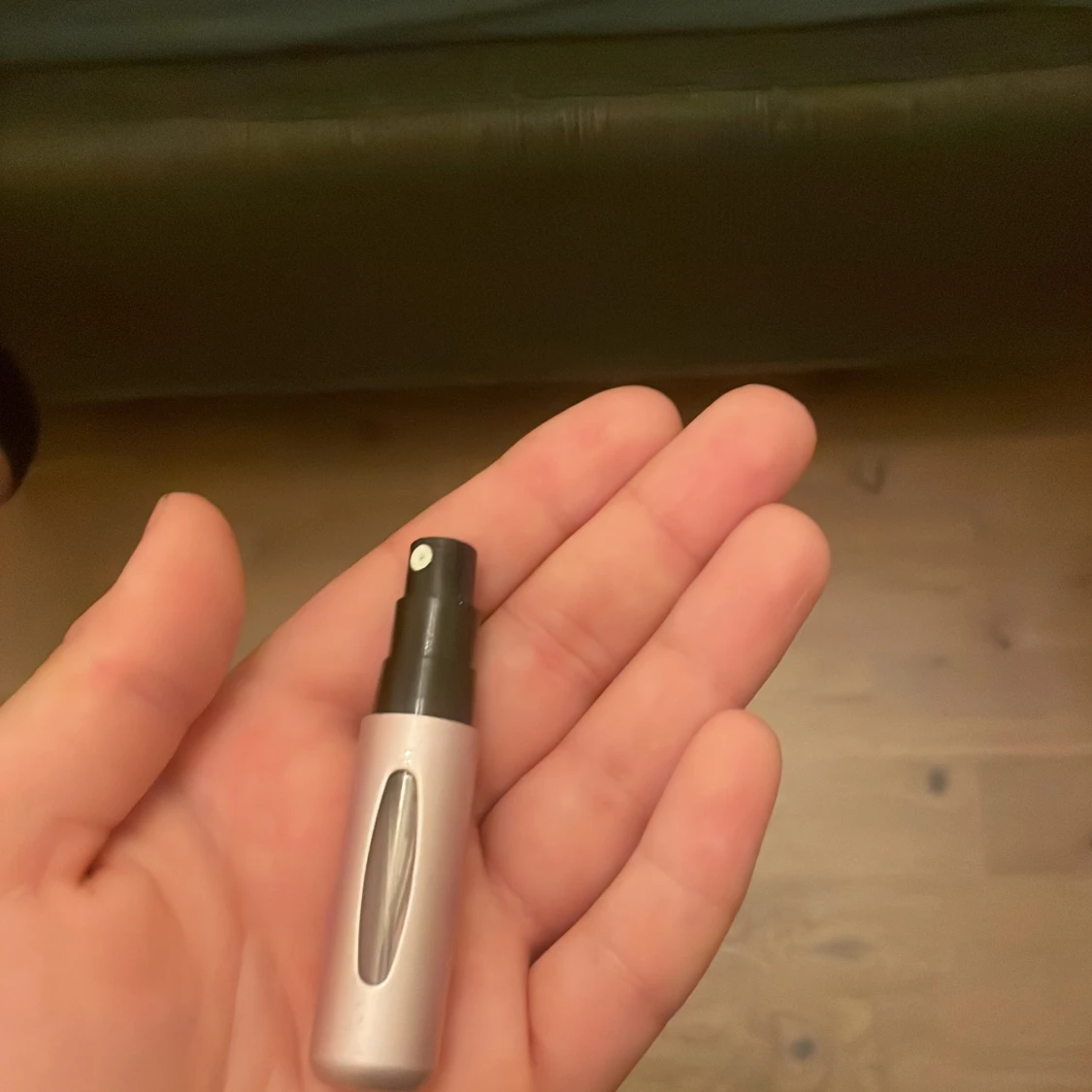 Svart och rosa parfymbehållare - 91