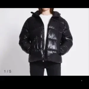 Svart glansig pufferjacka - Säljer en svart glansig pufferjacka passar perfekt till allt. Superskön och jättesnygg!! 