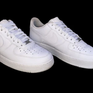 Vita Nike Air Force sneakers - Säljer ett par klassiska vita Nike Air Force sneakers i skinn. De har en stilren design med snörning och perforerade detaljer för extra ventilation. Perfekta för både vardag och fest! 🏀detta är andra paret jag säljer på sidan. Vid intresse så är det bara att höra av sig😃👍