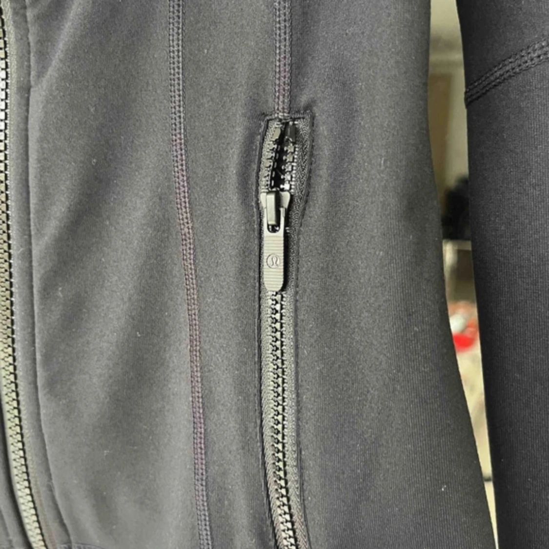 Svart jacka med dragkedja - 91