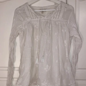 Vit blus  - Superfin vit blus från Stories i storlek M. Den är i bra skick, säljer pga garderobsrensning. 