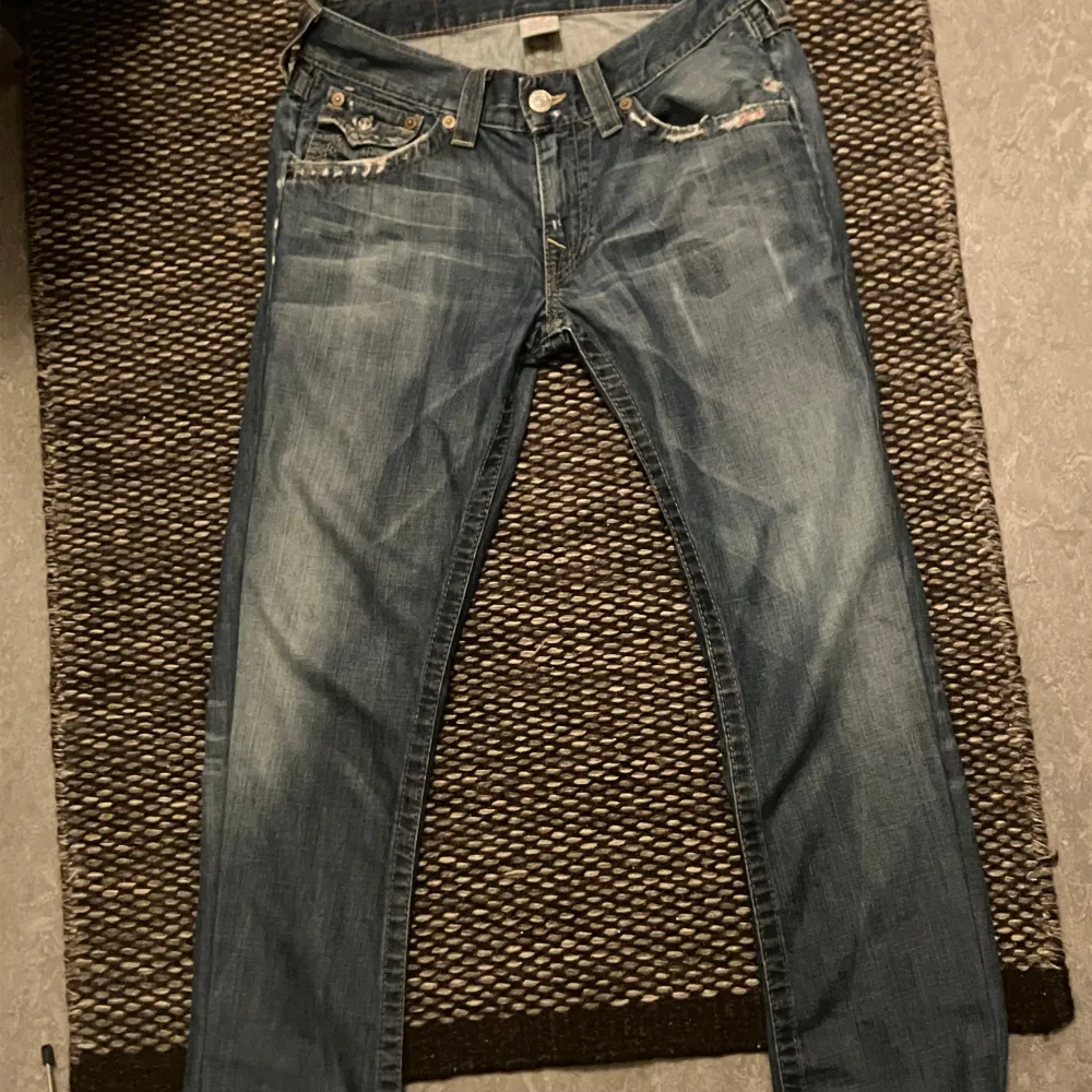 Säljer dessa vintage true religion jeans då dem inte kommer till användning längre. Hör av dig om du är intresserad🙌 OBS! (inga återbetalningar). Jeans & Byxor.