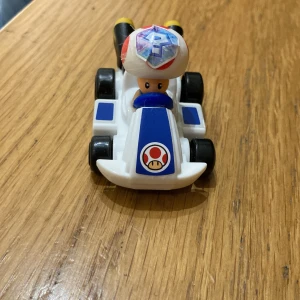 Vit och blå leksaksbil med figur - Limted edition McDonald’s gubbe ass fett bil