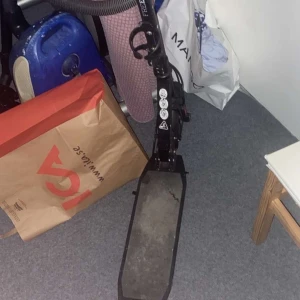 Freev EVS 210 - 20km räckvidd per laddning Upp till 20 km/h hastighet 8" solida gummidäck Höj- och sänkbart styre  Hopvikbar design      Freev EVS 210 är en elektrisk kickbike som förfinat konceptet kring kickbikes. Med integrerat Li-Ion batteri får man kraftfullt drag framåt. På så sätt blir backar inget problem. Kör med det hela tiden eller när du tycker att det behövs. Med stabilt styre med gas och broms blir det busenkelt att ta sig fram Likt en sedvanlig kickbike har även Freev EVS 210 en broms 